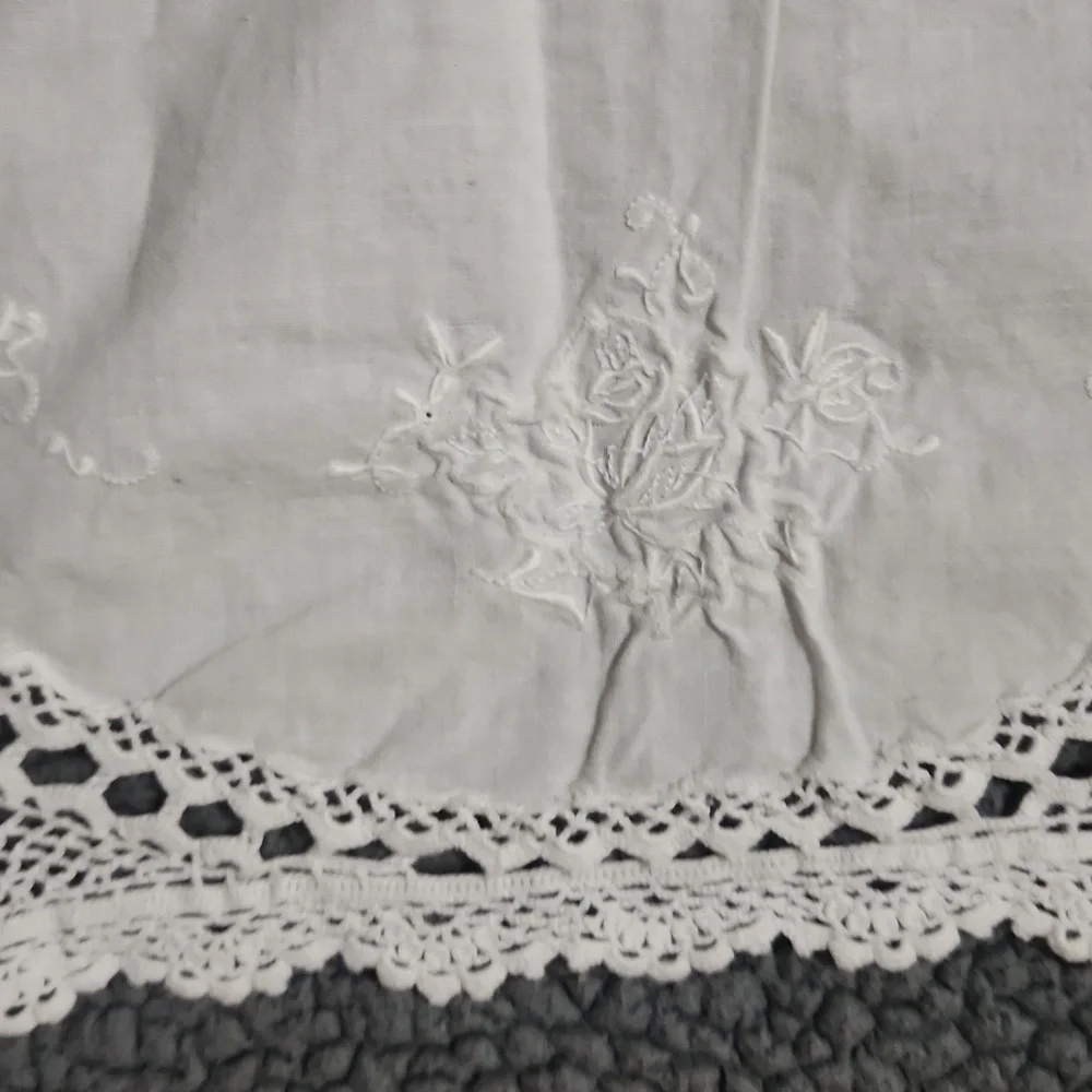 Vintage white table runner with 3 cloth napkins 100% cotton